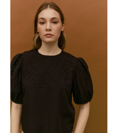 BLUSA MANGA CORTA FLORES BORDADAS