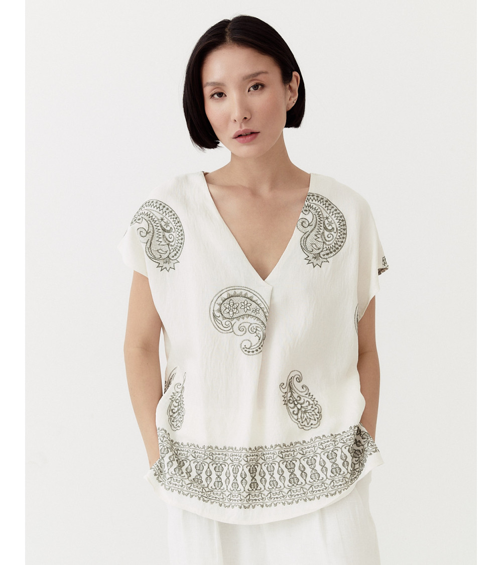 Mulaya blusa manga sisa, cuello en v, diseño bordado étnico.