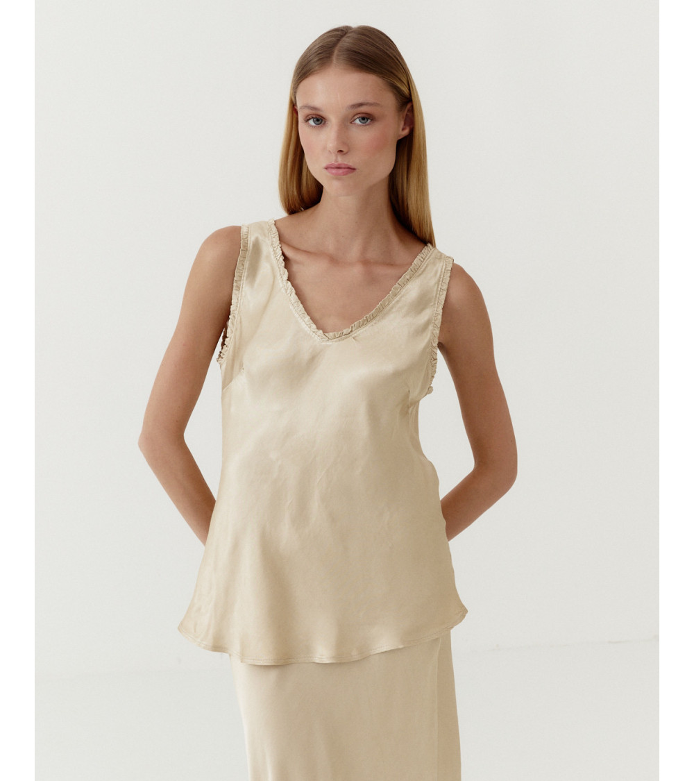 TOP CUELLO EN V SATINADO | MULAYA