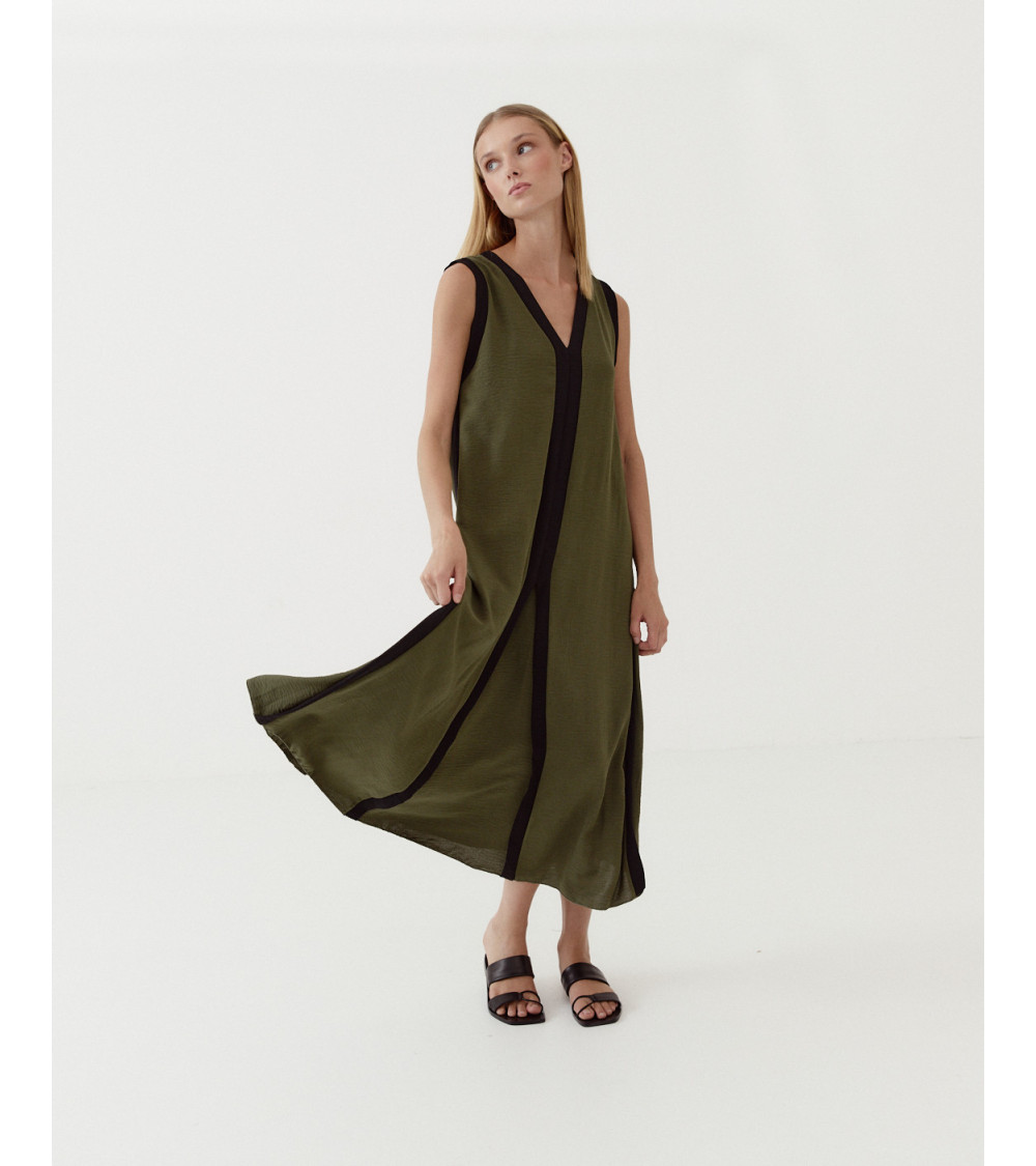 VESTIDO MIDI SIMÉTRICO CUELLO EN V | MULAYA
