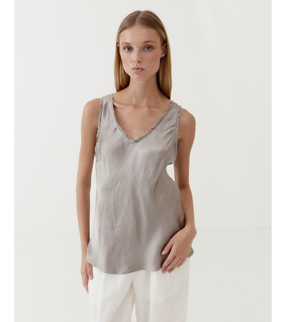 TOP CUELLO EN V SATINADO | MULAYA