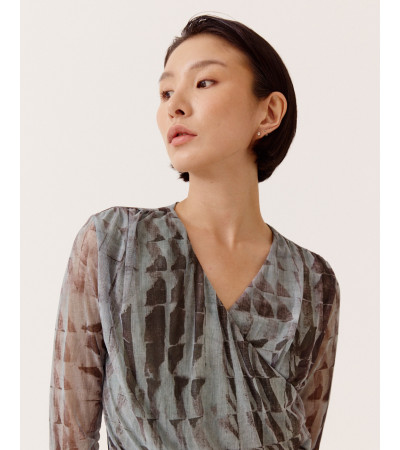 BLUSA TUL CUELLO V CRUZADA ESTAMPADA | MULAYA