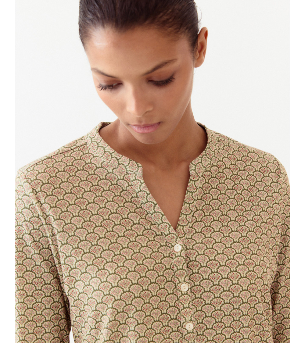 BLUSA ESTAMPADA GEOMÉTRICA CUELLO MAO Y MANGA LARGA | MULAYA