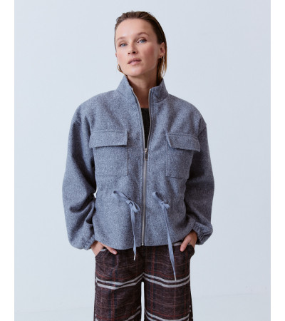 CHAQUETA CORTA CUELLO ALTO AJUSTABLE | MULAYA