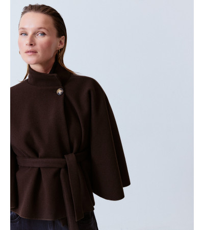 CAPA CORTA CINTURÓN CUELLO ALTO ELEGANTE | MULAYA