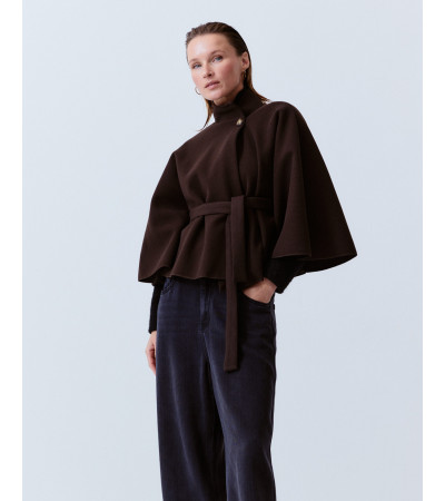 CAPA CORTA CINTURÓN CUELLO ALTO ELEGANTE | MULAYA