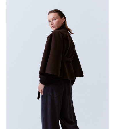 CAPA CORTA CINTURÓN CUELLO ALTO ELEGANTE | MULAYA