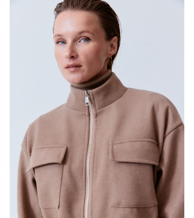 CHAQUETA CORTA CUELLO ALTO AJUSTABLE | MULAYA