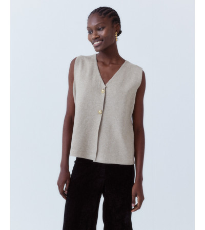 CHALECO PUNTO CUELLO V BOTONES DORADOS | MULAYA