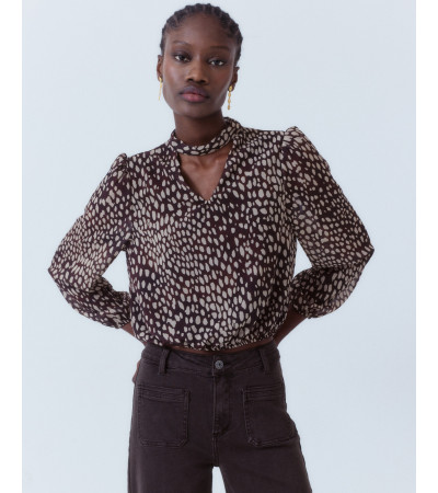 BLUSA CORTA ESTAMPADA CUELLO ALTO PICO | MULAYA