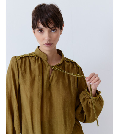 BLUSA CUELLO MAO ANTE Y ENCAJE LAZADA | MULAYA