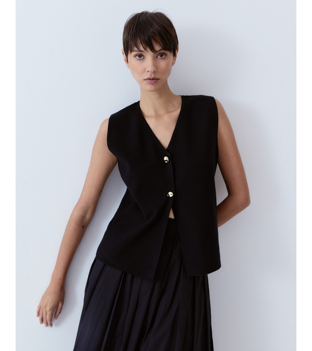 CHALECO PUNTO CUELLO V BOTONES DORADOS | MULAYA