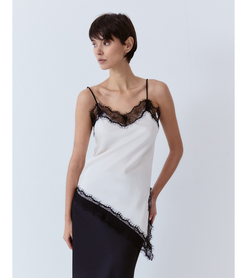 TOP LENCERO ASIMÉTRICO CON DETALLES DE ENCAJE | MULAYA
