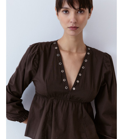 BLUSA PEPLUM CUELLO V CON DETALLE DE OJALES | MULAYA