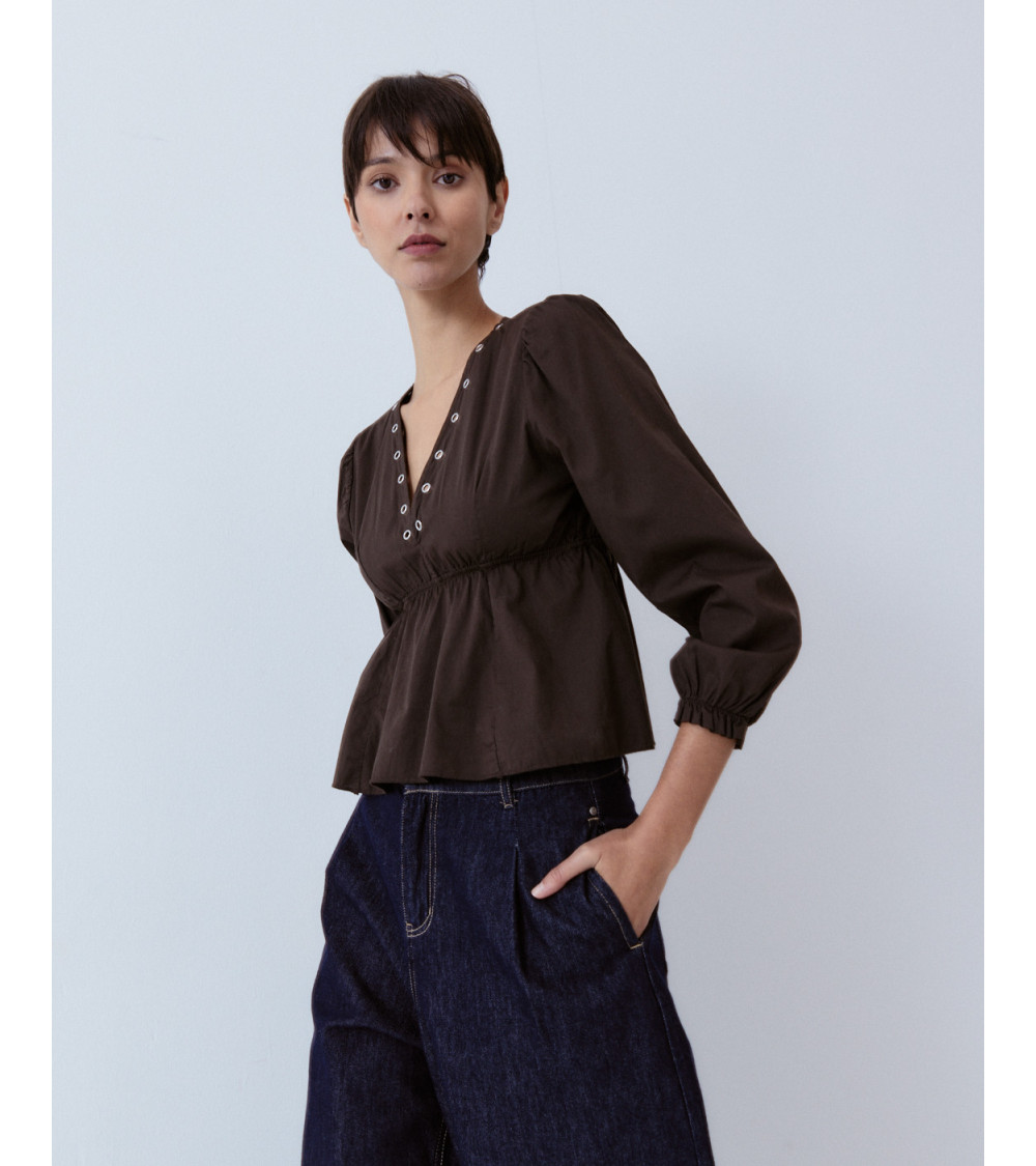 BLUSA PEPLUM CUELLO V CON DETALLE DE OJALES | MULAYA