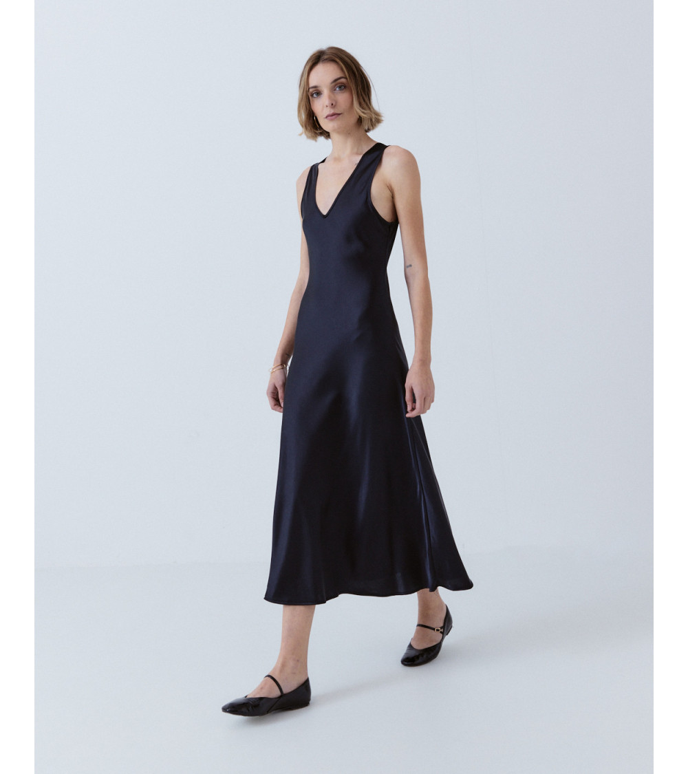 VESTIDO LARGO SATINADO CUELLO V | MULAYA