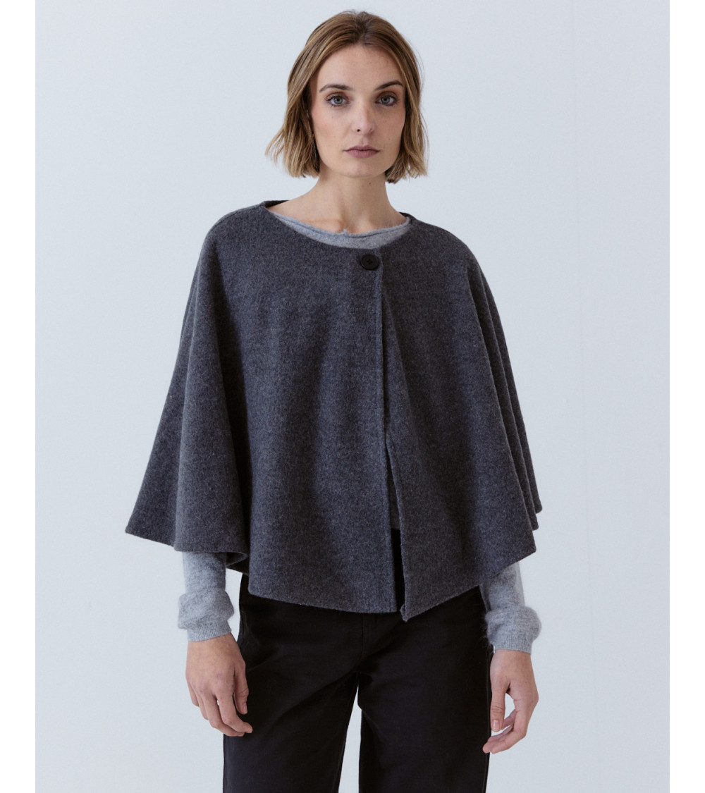 CAPA FLUIDA CON CIERRE DE BOTÓN | MULAYA