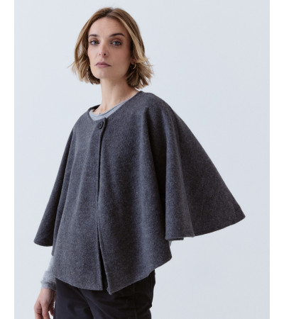 CAPA FLUIDA CON CIERRE DE BOTÓN | MULAYA