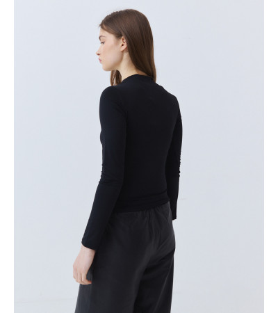 TOP AJUSTADO ESCOTE BROCHE | MULAYA