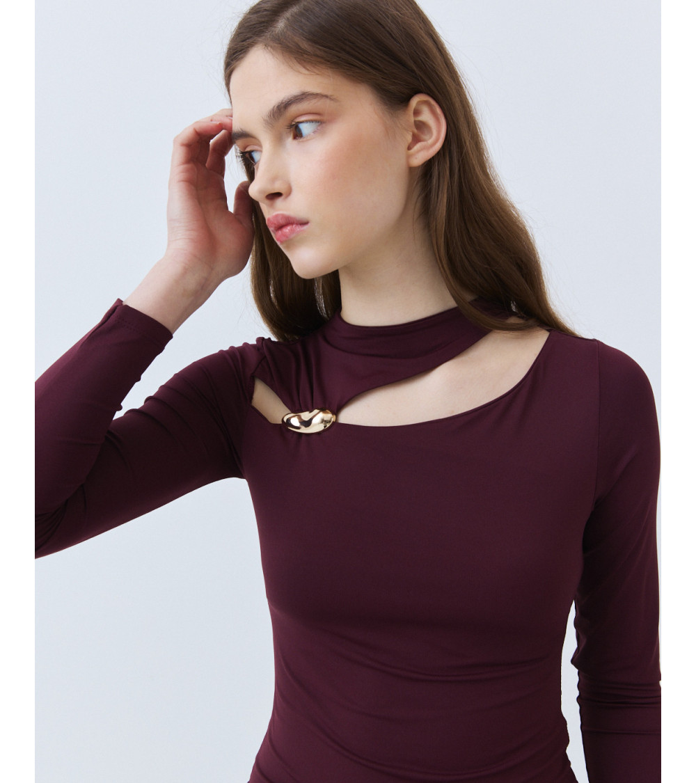 TOP AJUSTADO ESCOTE BROCHE | MULAYA