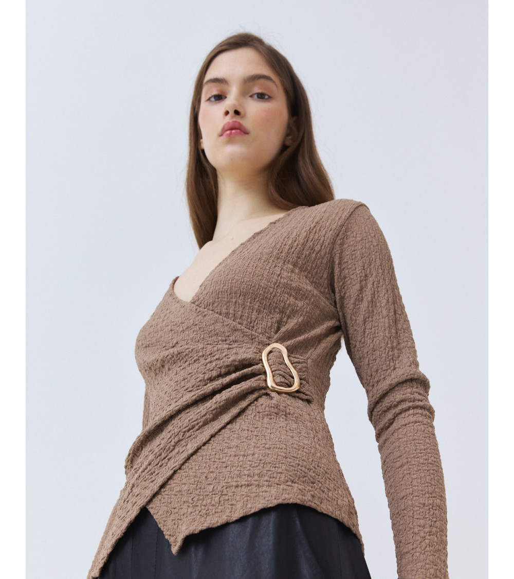 Top Cruzado con Broche y Escote en V | MULAYA