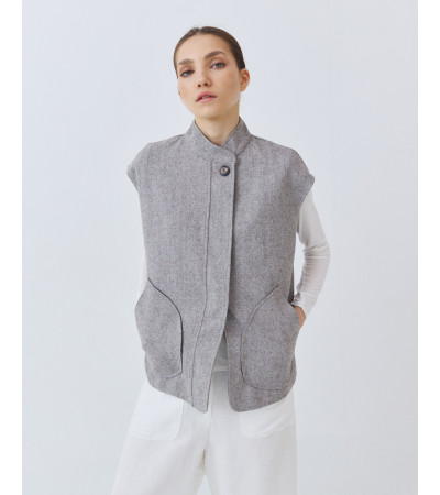 CHALECO CUELLO MAO CON BOLSILLOS DE PARCHE | MULAYA