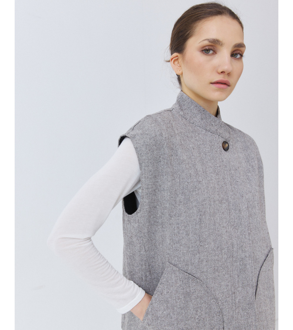 CHALECO CUELLO MAO CON BOLSILLOS DE PARCHE | MULAYA