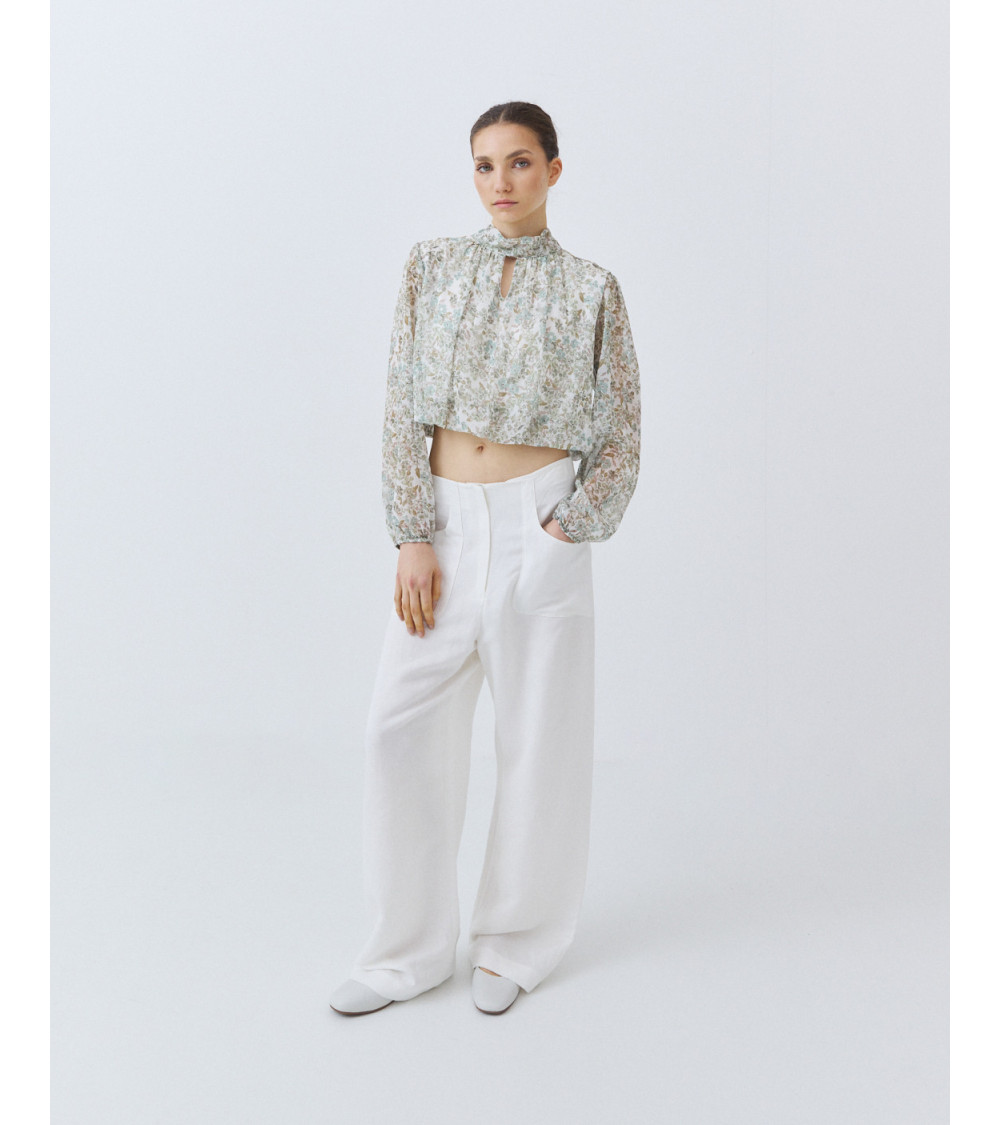 BLUSA CROP ESTAMPADA CON CUELLO ALTO | MULAYA