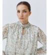BLUSA CROP ESTAMPADA CON CUELLO ALTO | MULAYA