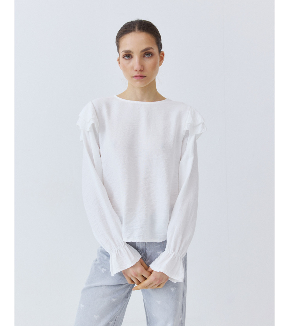 BLUSA CON VOLANTES EN HOMBROS Y PUÑOS | MULAYA