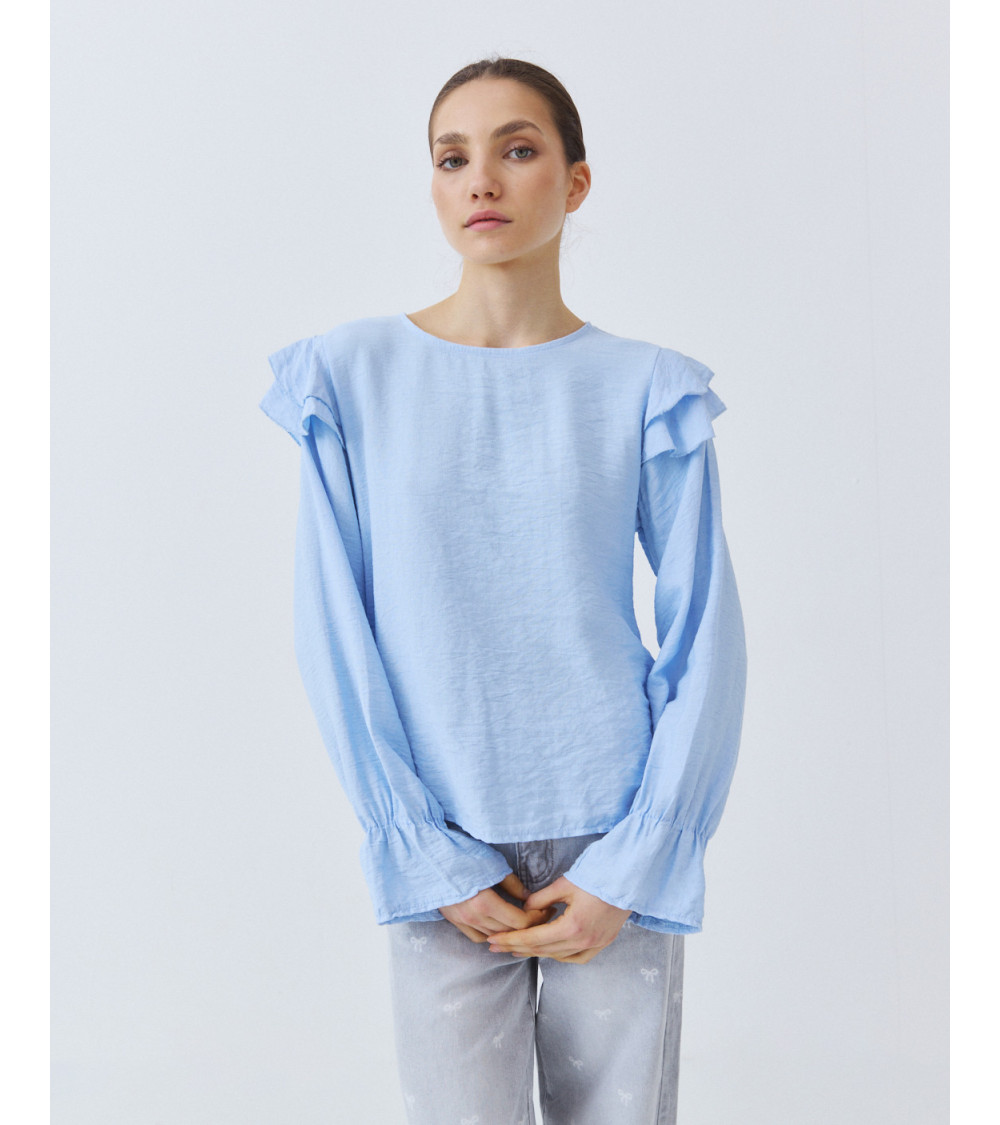 BLUSA CON VOLANTES EN HOMBROS Y PUÑOS | MULAYA