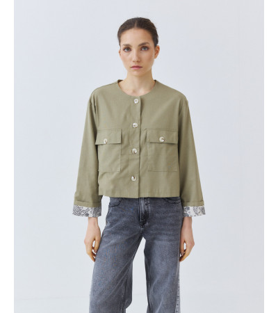 CHAQUETA CORTA CON BOLSILLOS Y CUELLO REDONDO | MULAYA