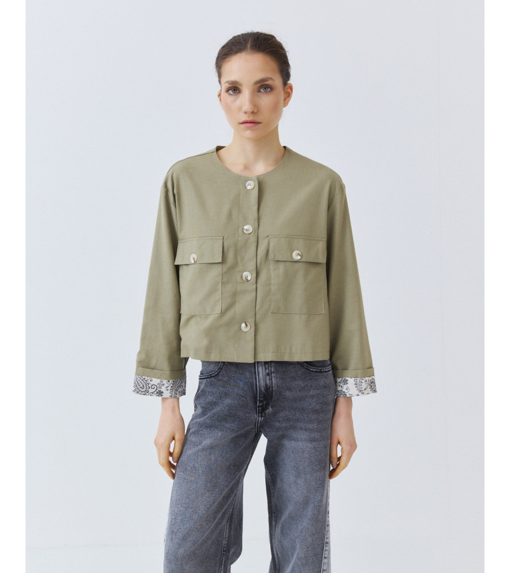 CHAQUETA CORTA CON BOLSILLOS Y CUELLO REDONDO | MULAYA