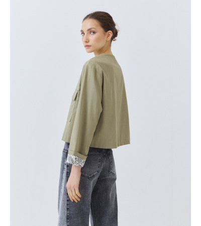 CHAQUETA CORTA CON BOLSILLOS Y CUELLO REDONDO | MULAYA