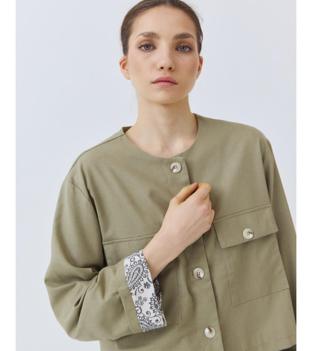 CHAQUETA CORTA CON BOLSILLOS Y CUELLO REDONDO | MULAYA