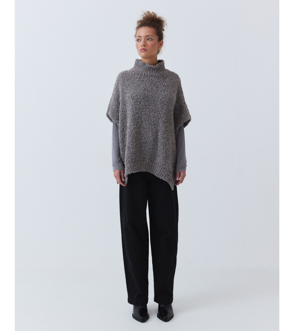 PONCHO DE PUNTO CON CUELLO ALTO Y BOTONES | MULAYA