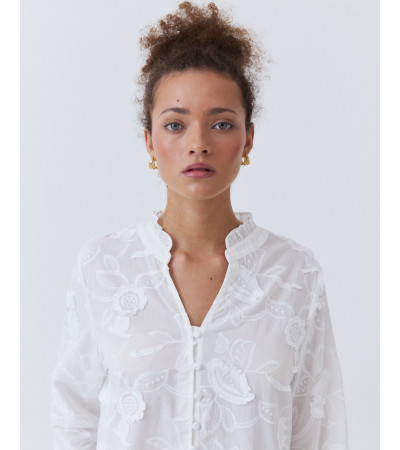 BLUSA BORDADA FLORES CON CUELLO MAO | MULAYA