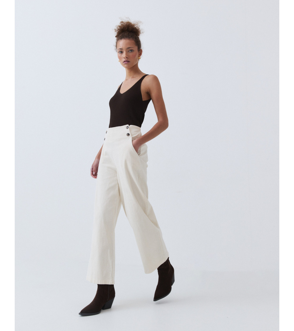PANTALONES RECTOS DE PANA CON BOTONES DECORATIVOS | MULAYA