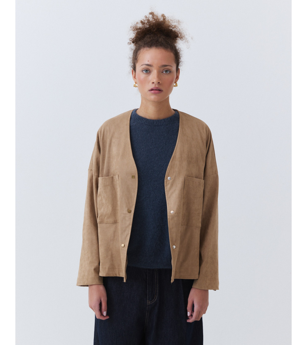 CHAQUETA EFECTO ANTE CON BOLSILLOS PARCHE | MULAYA