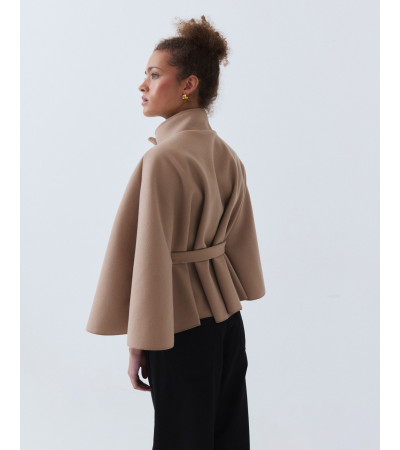 : CAPA CORTA DE CUELLO ALTO Y CINTURÓN | MULAYA