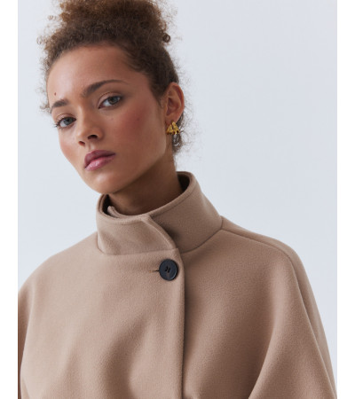 : CAPA CORTA DE CUELLO ALTO Y CINTURÓN | MULAYA