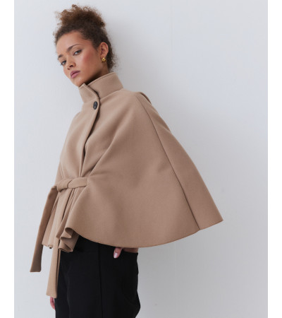 : CAPA CORTA DE CUELLO ALTO Y CINTURÓN | MULAYA