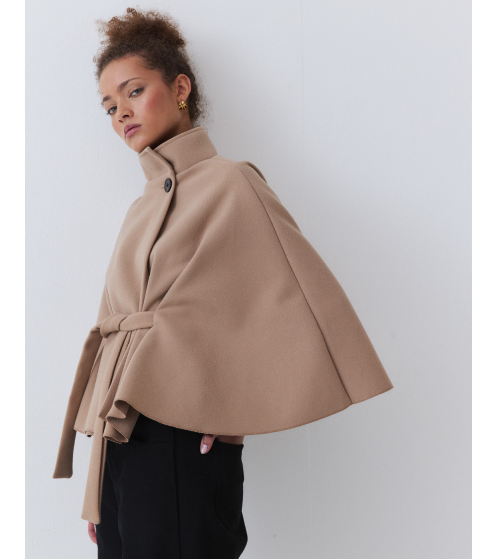 : CAPA CORTA DE CUELLO ALTO Y CINTURÓN | MULAYA