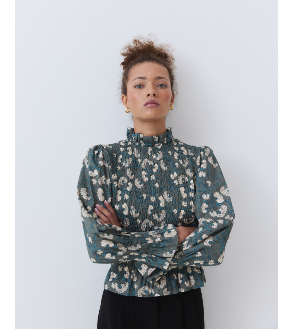 BLUSA ESTAMPADA CON FRUNCES Y VOLANTES | MULAYA