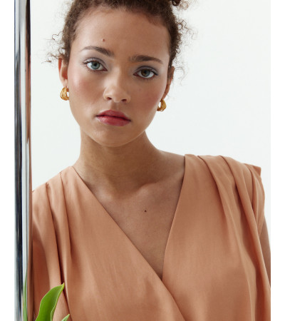 BLUSA DE CUELLO V CRUZADA CON BOTONES A PRESIÓN | MULAYA