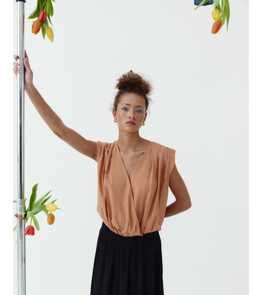 BLUSA DE CUELLO V CRUZADA CON BOTONES A PRESIÓN | MULAYA