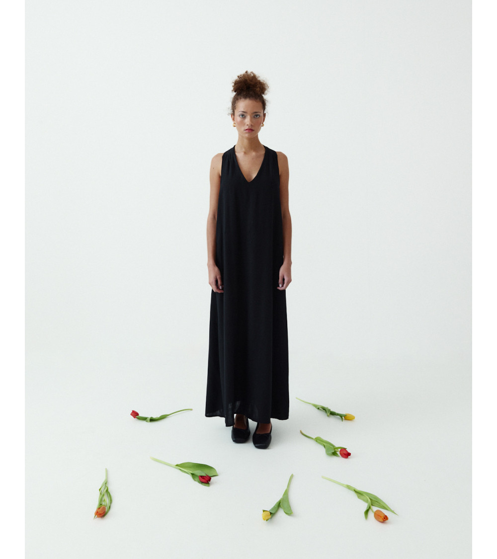 VESTIDO LARGO CON ESCOTE V Y DETALLE TRENZADO | MULAYA