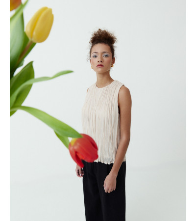 TOP PLISADO CON CUELLO REDONDO Y SILUETA FLUIDA | MULAYA