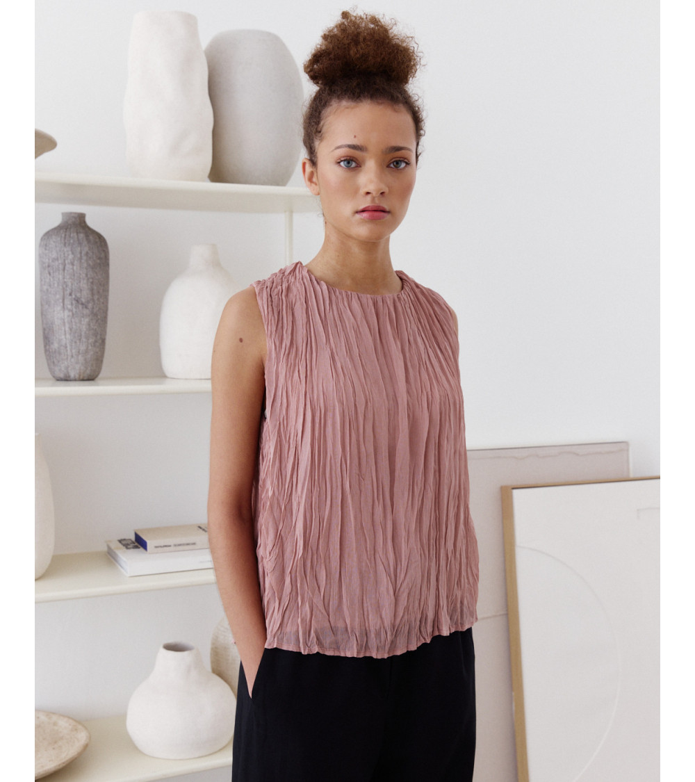 TOP PLISADO CON CUELLO REDONDO Y SILUETA FLUIDA | MULAYA
