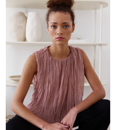TOP PLISADO CON CUELLO REDONDO Y SILUETA FLUIDA | MULAYA